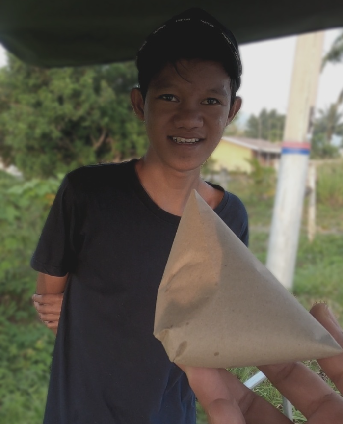 Spm graduate with heart condition wakes up at 3am daily to sell nasi lemak at rm1. 20 to support his injured aunt