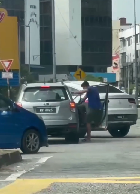 67yo m'sian doctor gets violently attacked by car driver who crashed into him