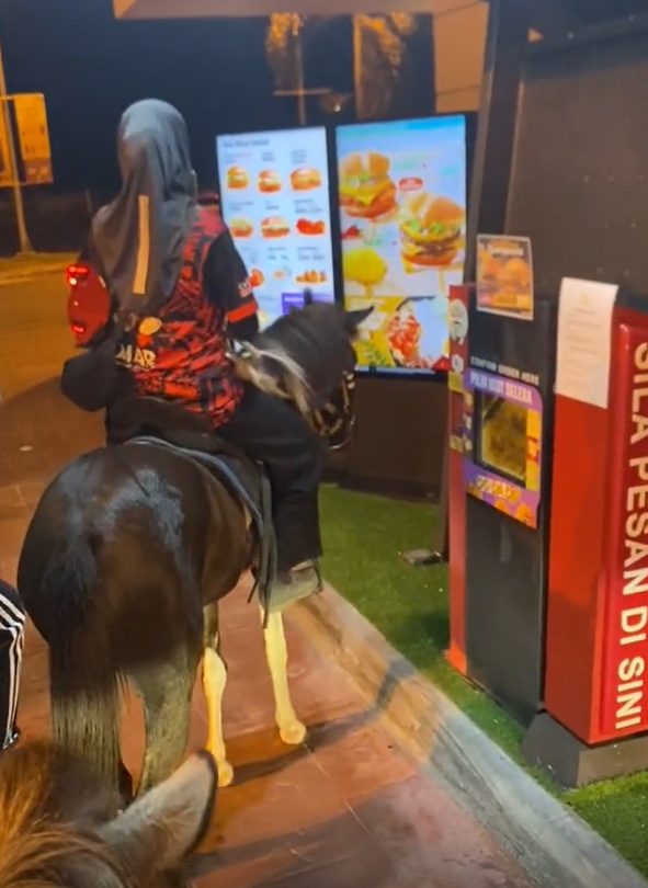 M'sian girls spotted ordering food at mcdonald's while riding on horses, netizens amused