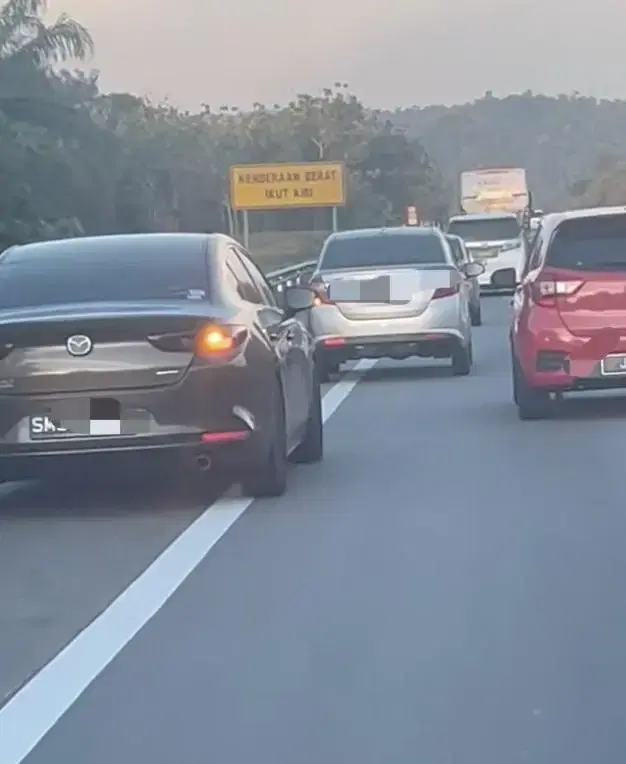 ‘Serves Him Right!’- Netizens Praise Bezza Driver For Blocking SG-Registered Car From Cutting Queue