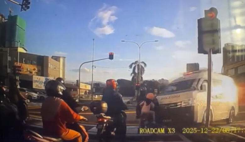 Setapak ambulance crash (2)