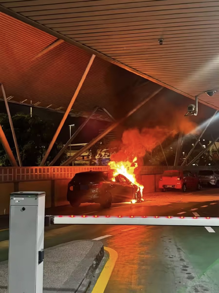 Sg bmw on fire at jb checkpoint