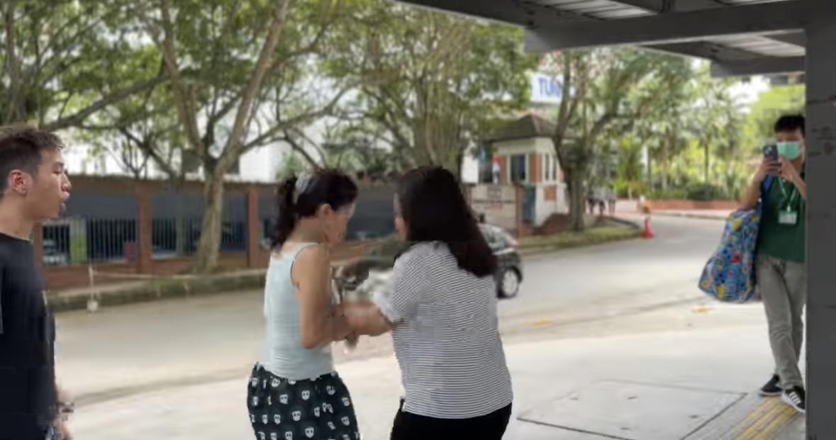 Sg long woman snatch phone and throw money at police 3