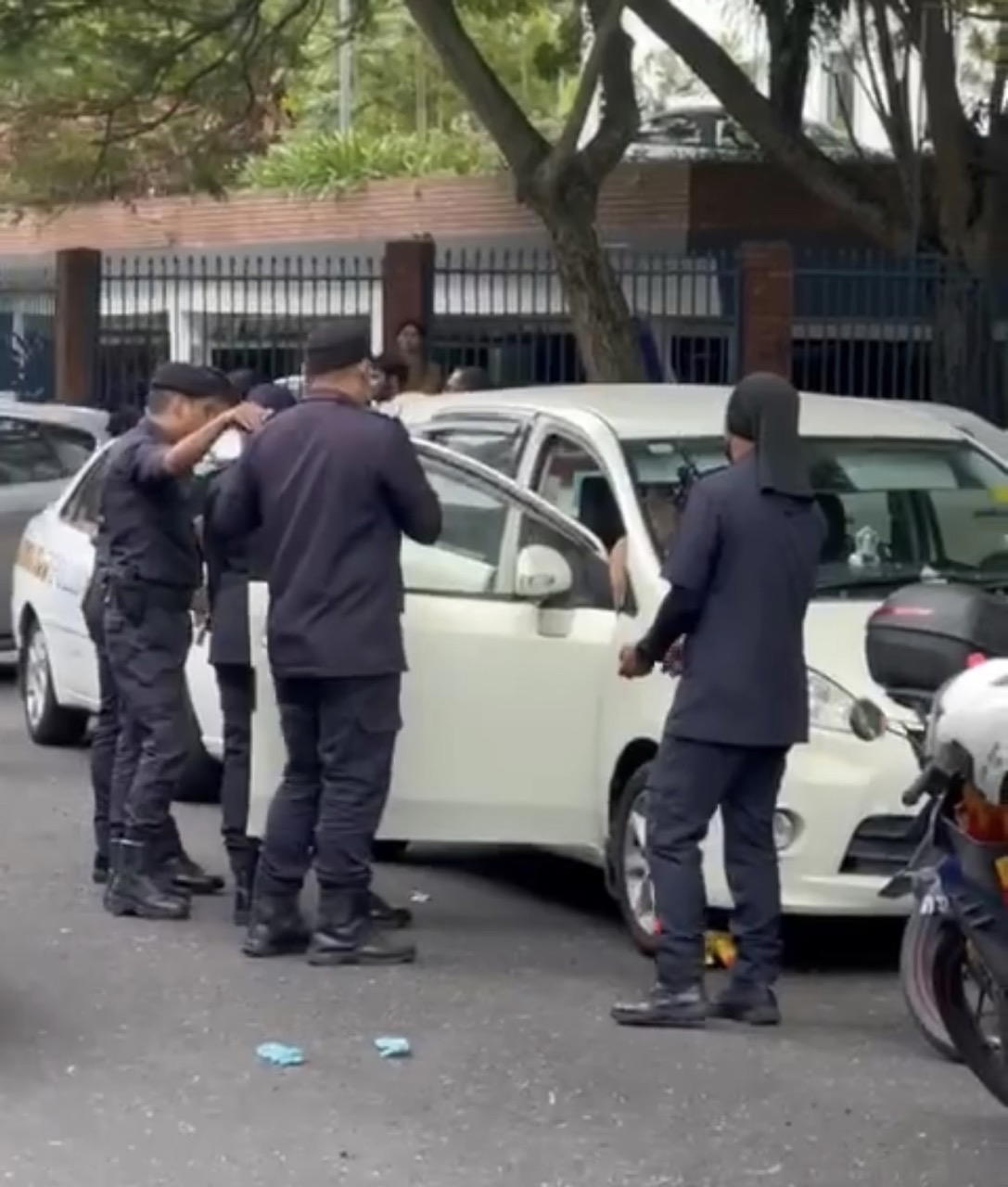 Sg long woman snatch phone and throw money at police 5