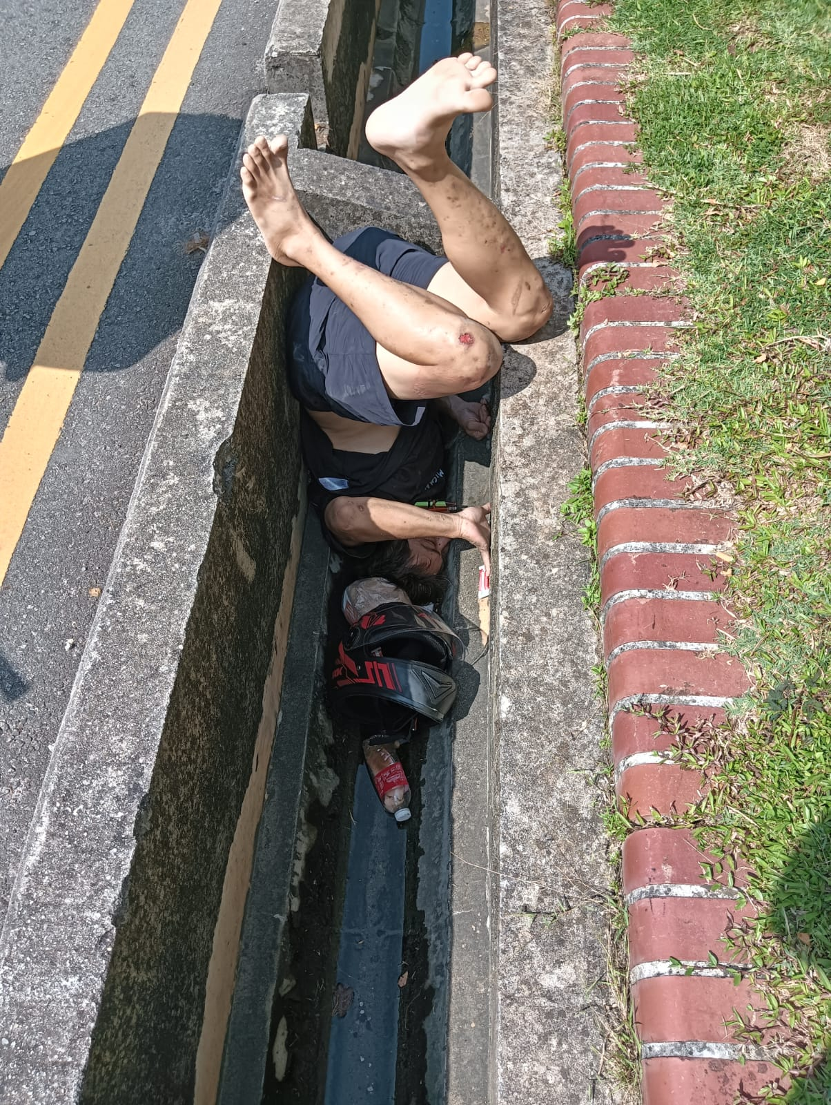 Sg man falls headfirst into drain