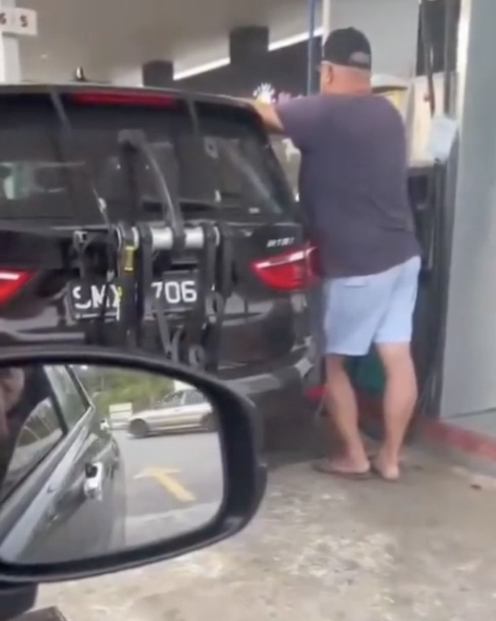 Sg man pumps ron95 in malaysia 2