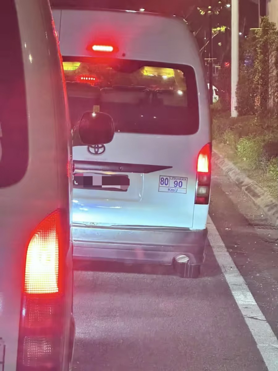 Sg-registered car caught cutting queue at jb checkpoint