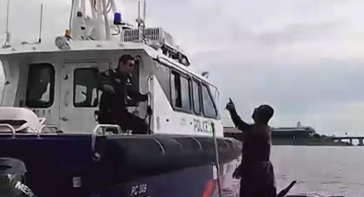 Johor fishermen arguing with sg coast guard