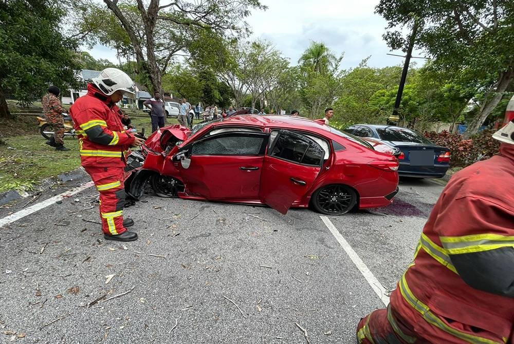 Car crashes into a tree at shah alam