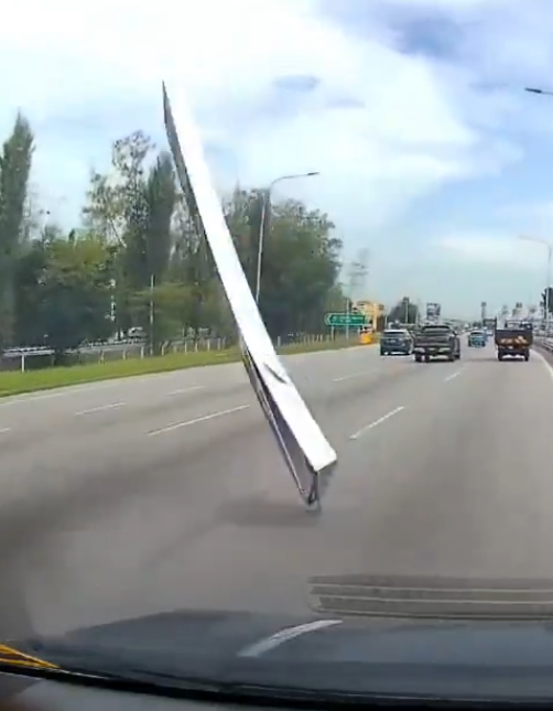 Signboard flew off from lorry