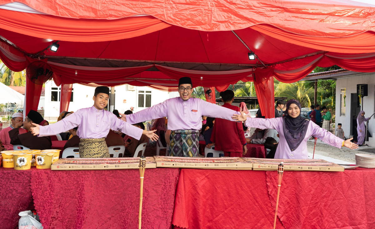 Can you believe it? Over 100 pax in this photo, they're all from one family gathering together for raya!   | weirdkaya