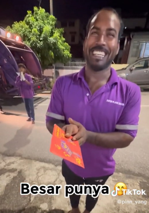 M'sian man gives angpau to garbage collectors