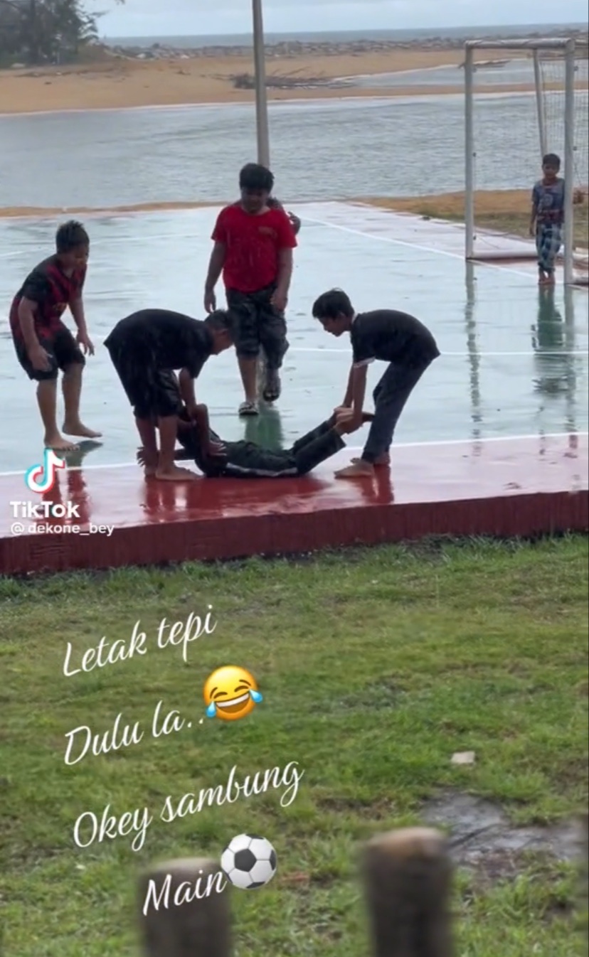 These m'sian boys put aside injured friend & happily continue playing football, leaves netizens amused