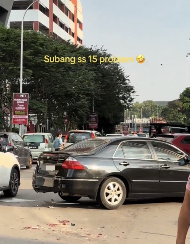 Honda gets hit by cement truck after blocking road by parking illegally at ss15 | weirdkaya