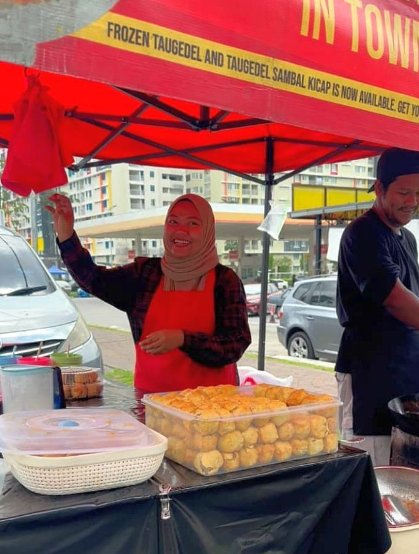 M'sian vendor gives free food to delivery rider who only had rm5