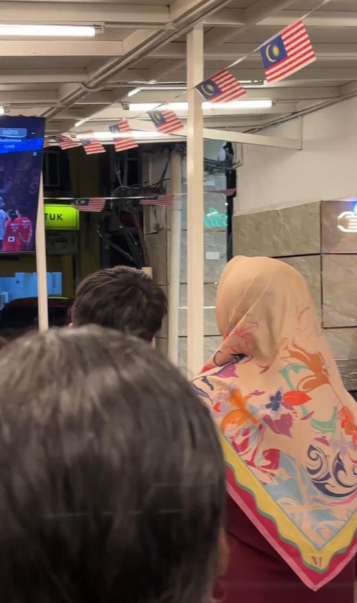 Standing up in mamak