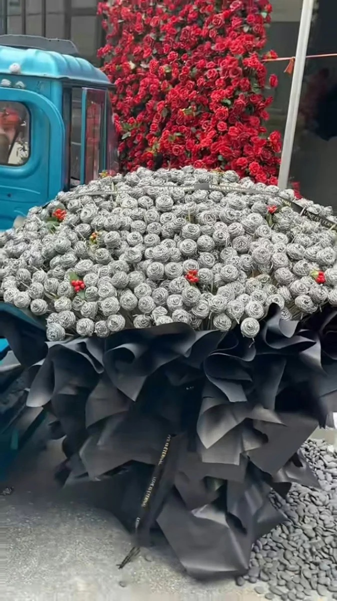 999 roses made of steel wool