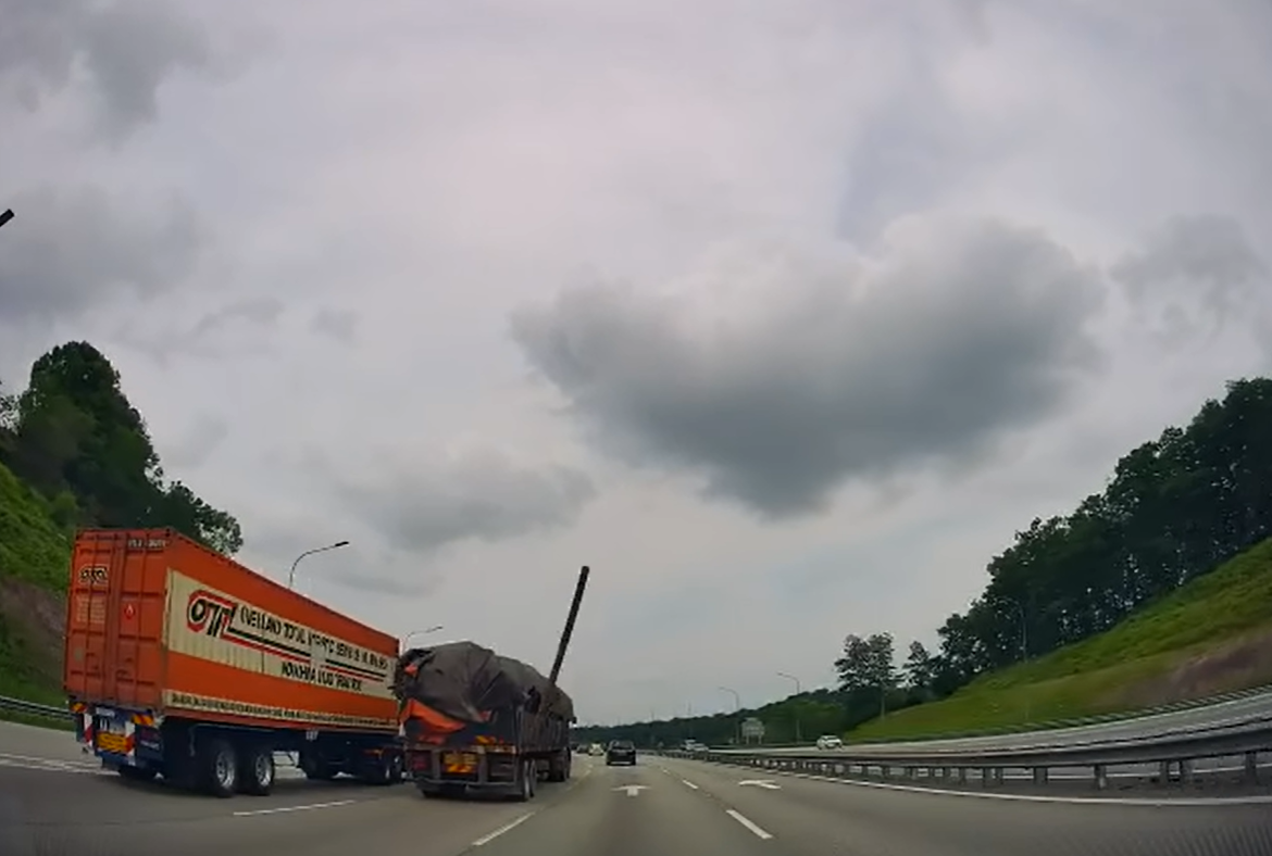 Metal rod falls off lorry along the plus highway