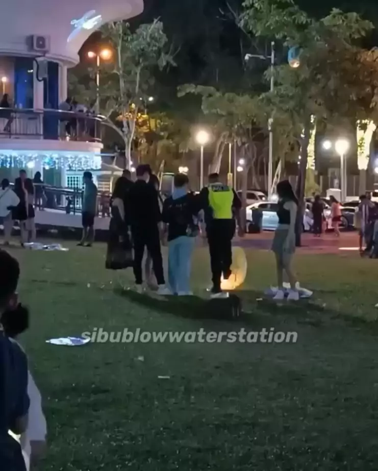 Pdrm officer tramples kongming lantern to stop it from flying during mid-autumn festival