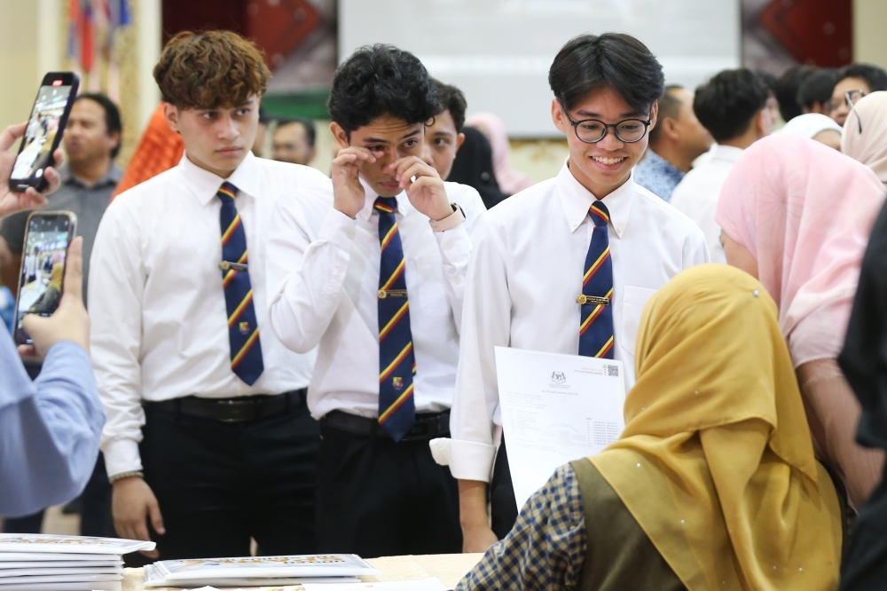 Students wearing neckties Malaysia