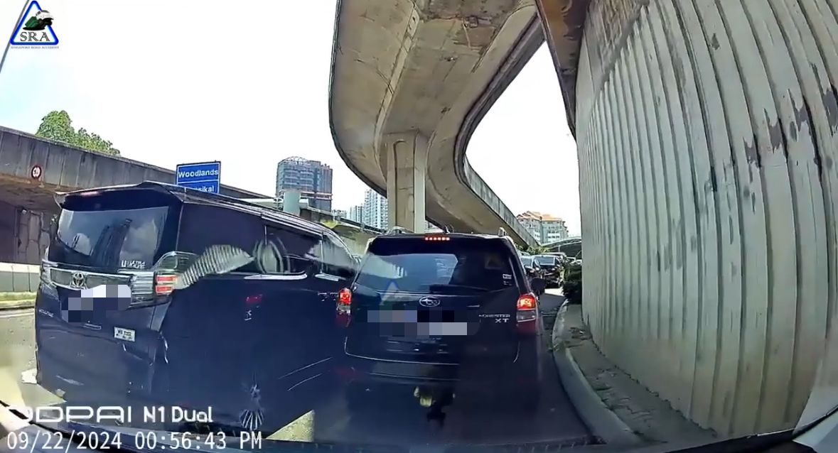 Frustrated m'sian driver splashes water on s'porean vehicle over lane issue | weirdkaya