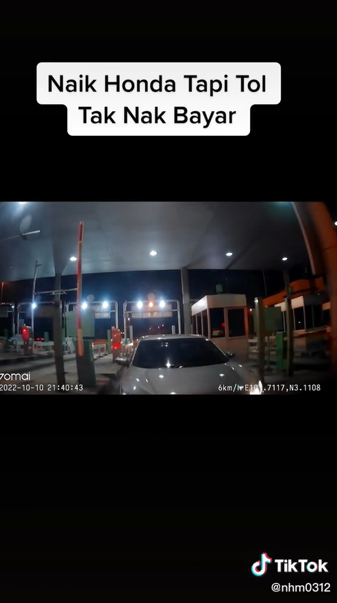 Honda driver nearly hits car in front to avoid paying toll fees