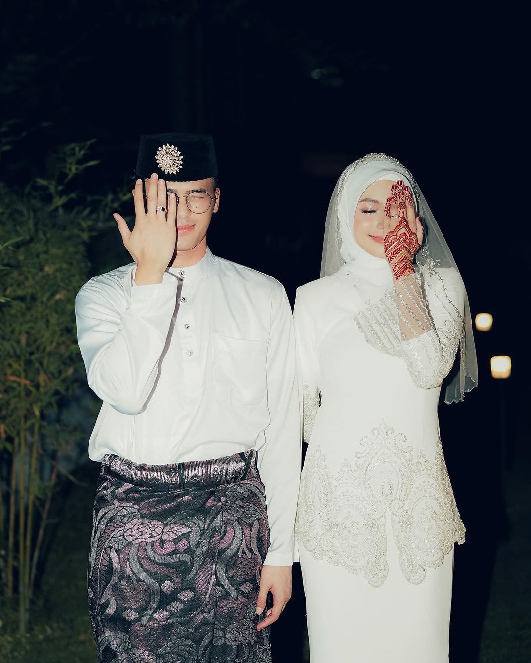 Syasya and her husband showing their ring