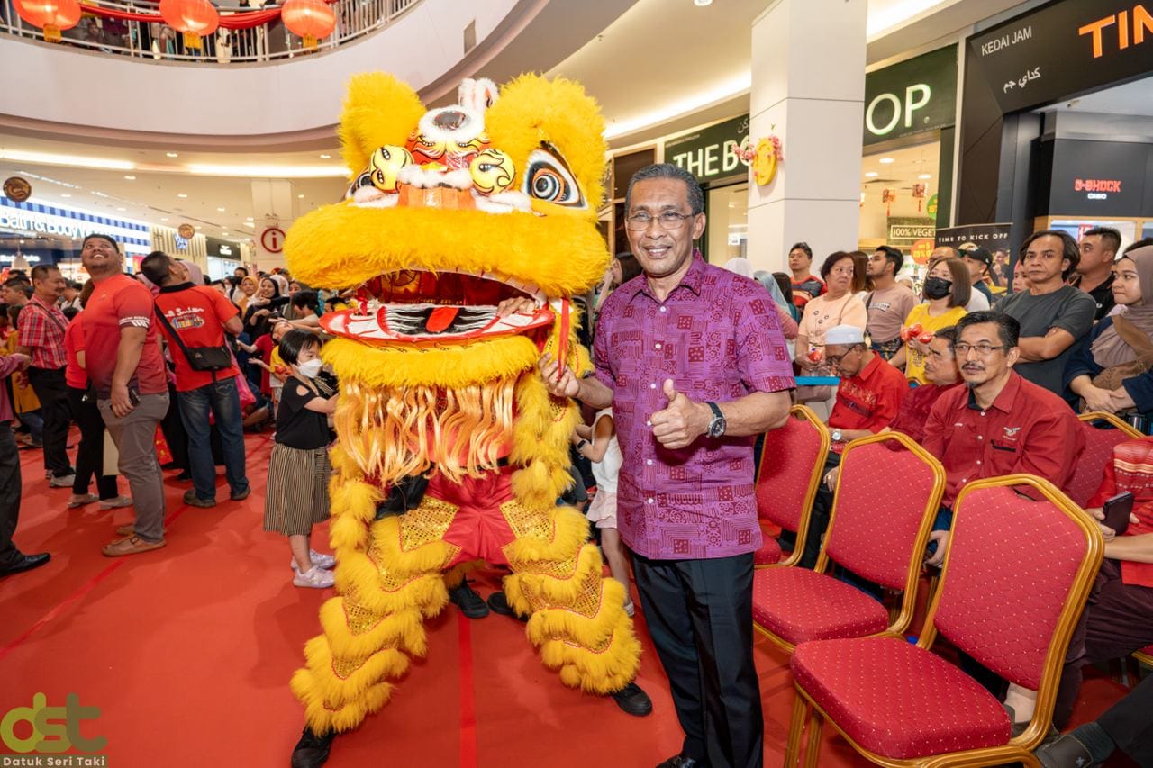 Takiyuddin with lion dancer