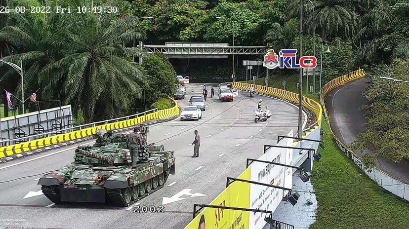 Army tank breaks down in the middle of the road in kl, leaves m'sians frustrated