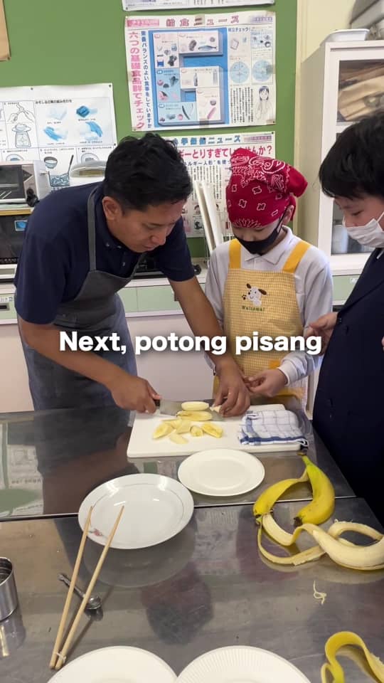 Teacher showing how to cut banana to the students