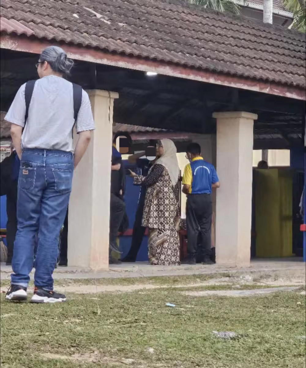 Teachers using metal detectors at BU school 3