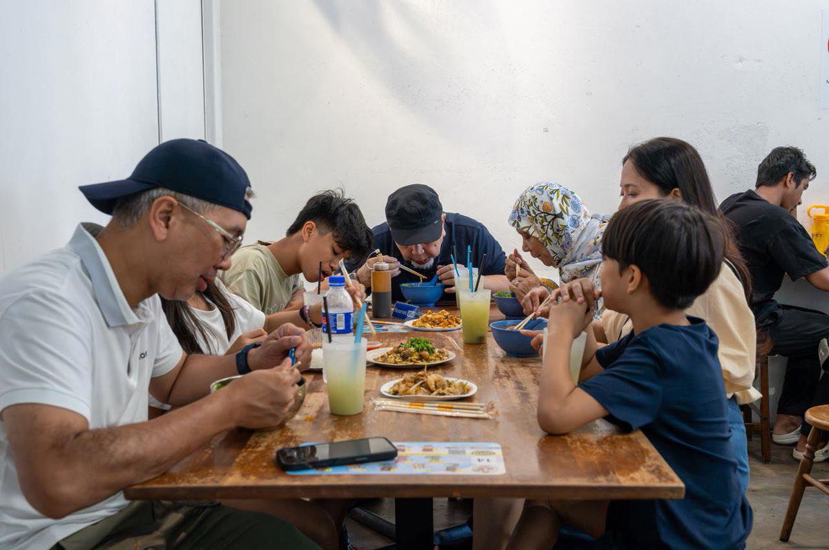 Tengku Zafrul eating laksa with family