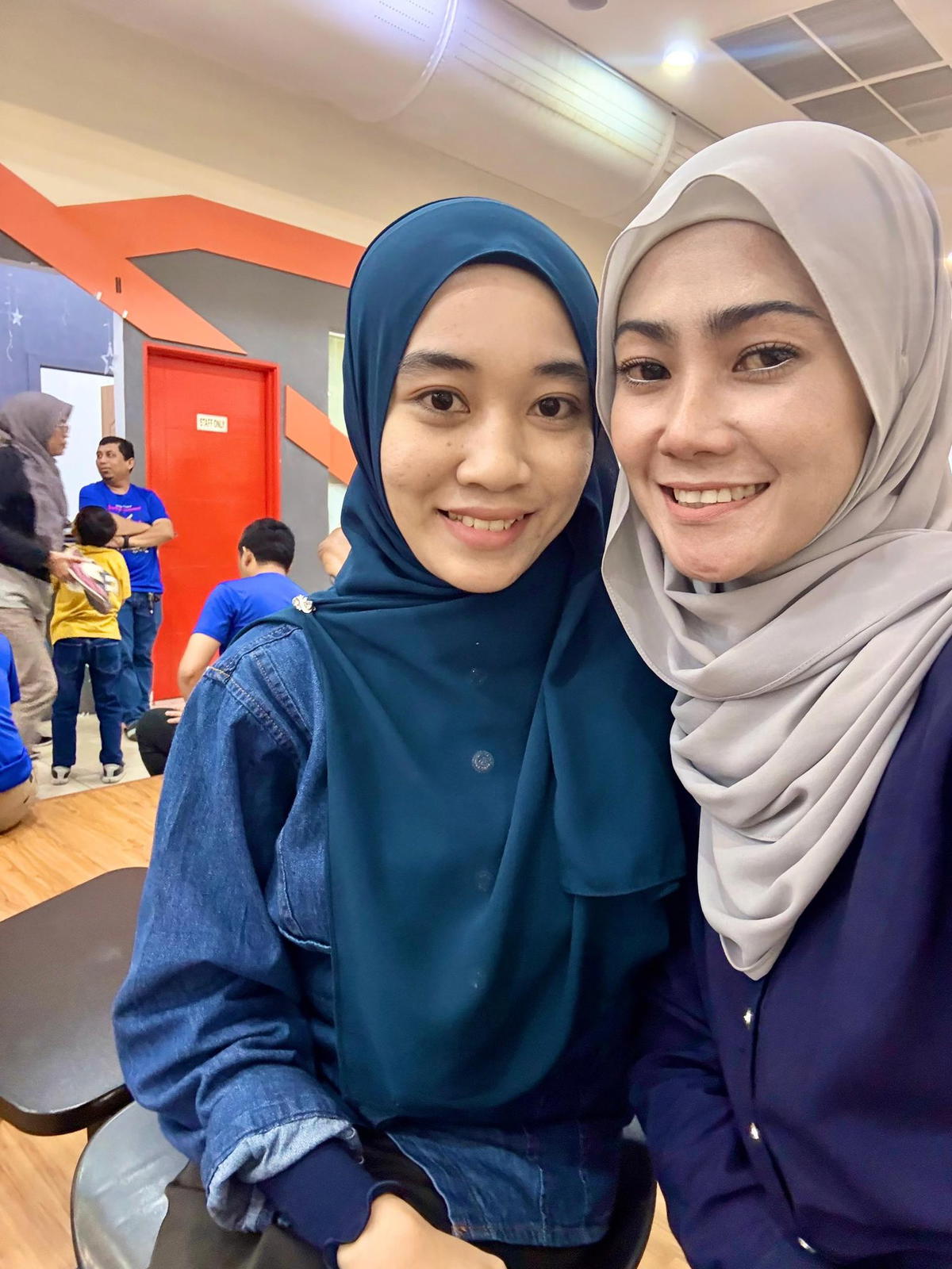 T'gganu man's 2 wives at bowling alley