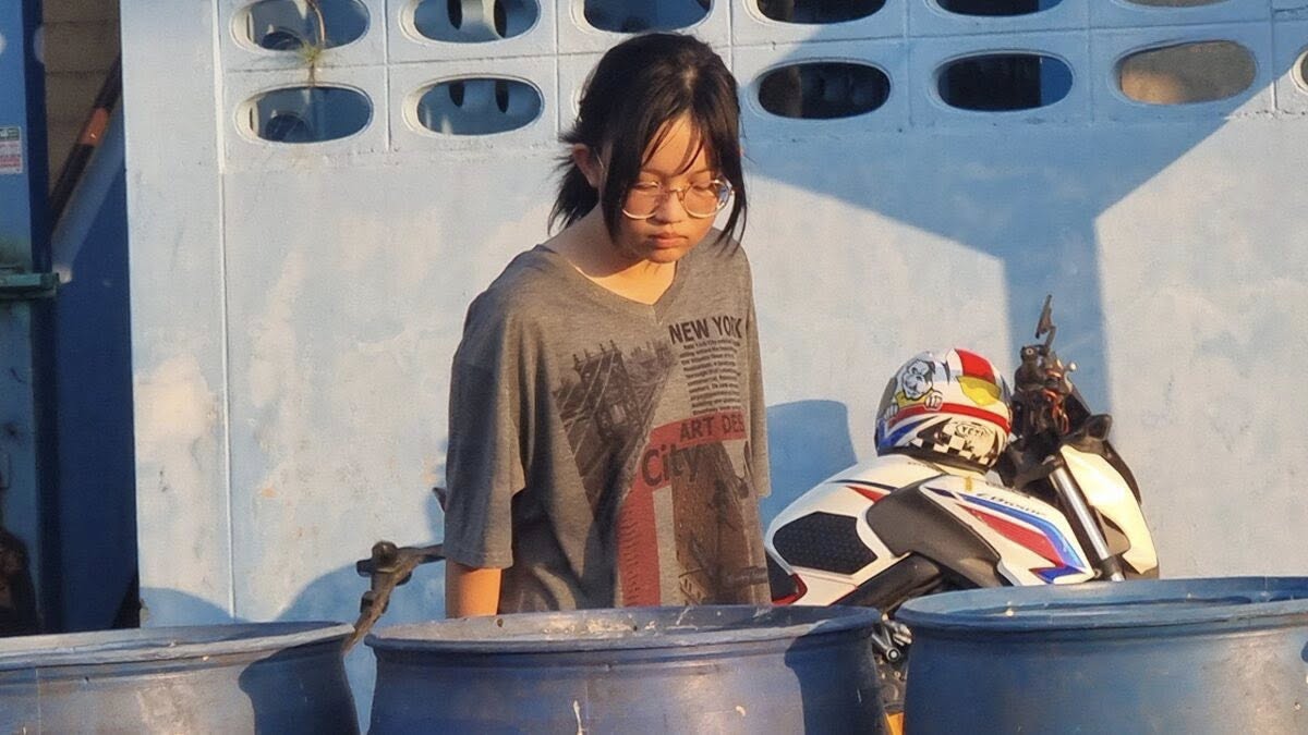 thai girl looking at garbage