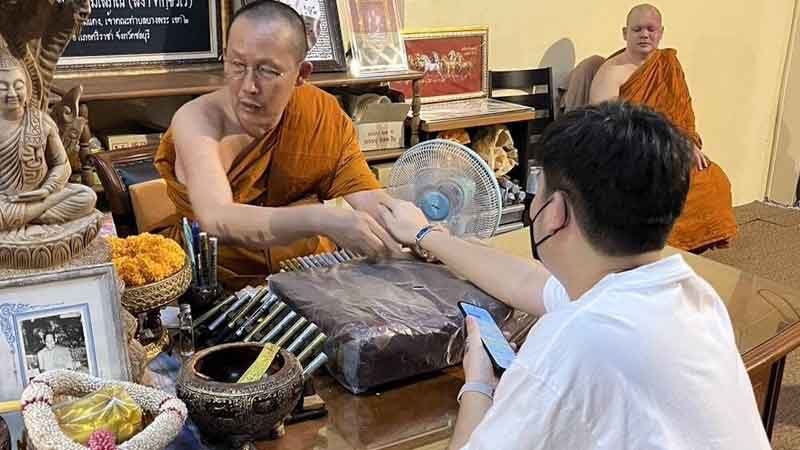 Thai man gets blessing mark from monk