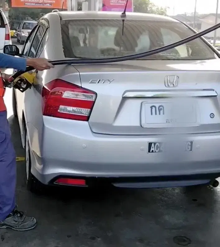 Thai reg car driver fueling RON95