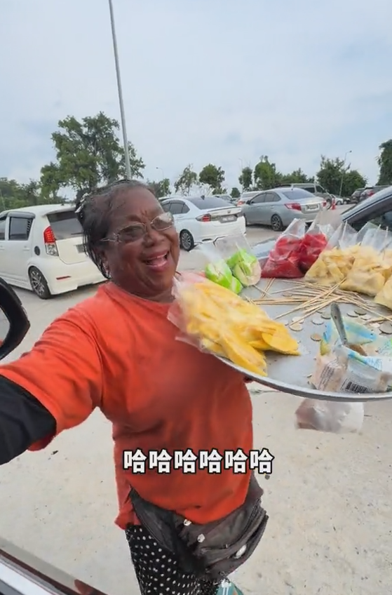 Thai selling fruit (2)