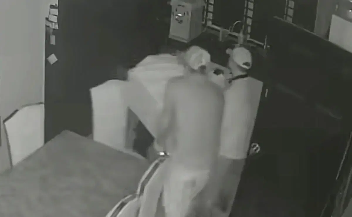 Thieves carrying safe out of house in S'gor