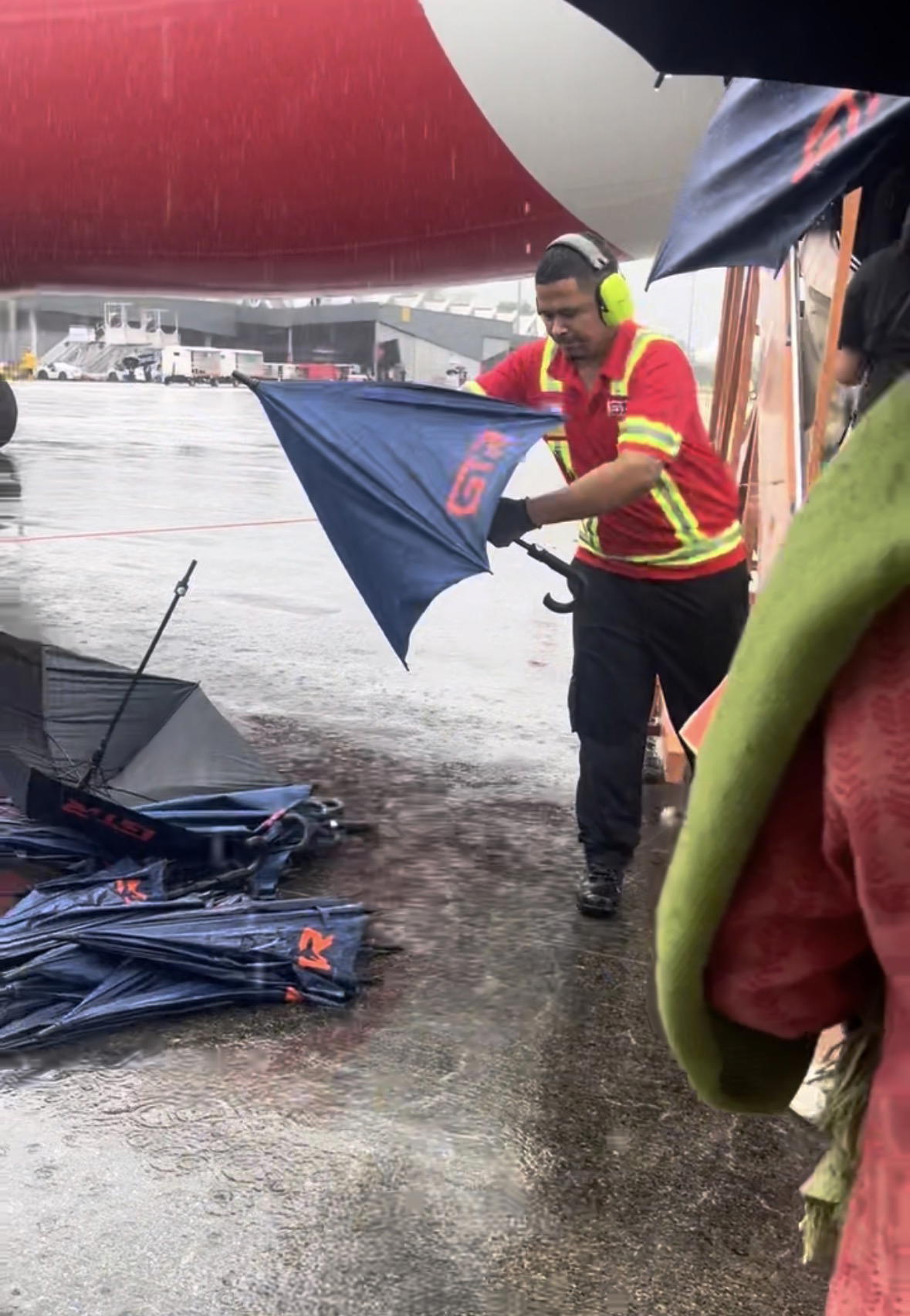 “This Would Never Happen In Europe” — Tourist Amazed As M’sian Airport Staff Give Out Umbrellas During Rainstorm