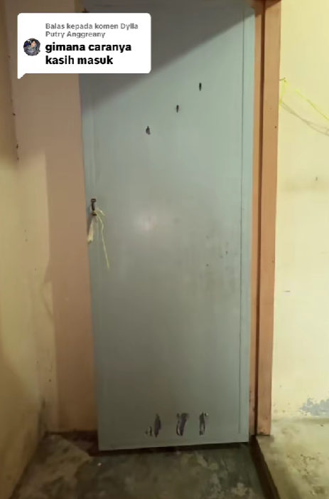 TOILET DOOR