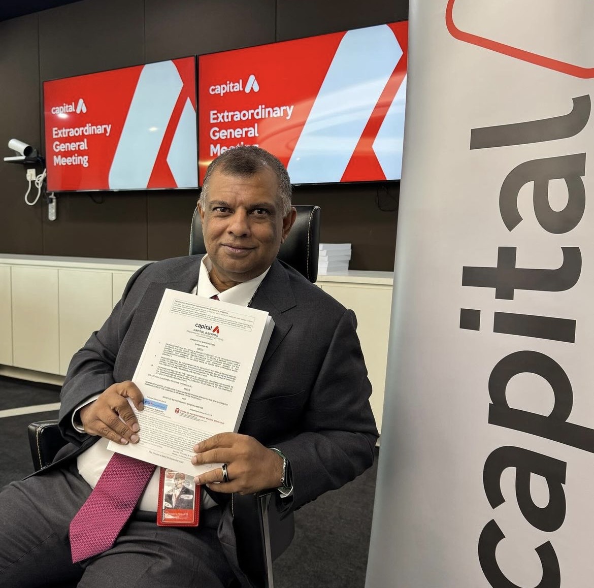 Tony fernandes at a meeting