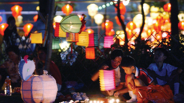 5 things every malaysian would do during the mid-autumn festival | weirdkaya