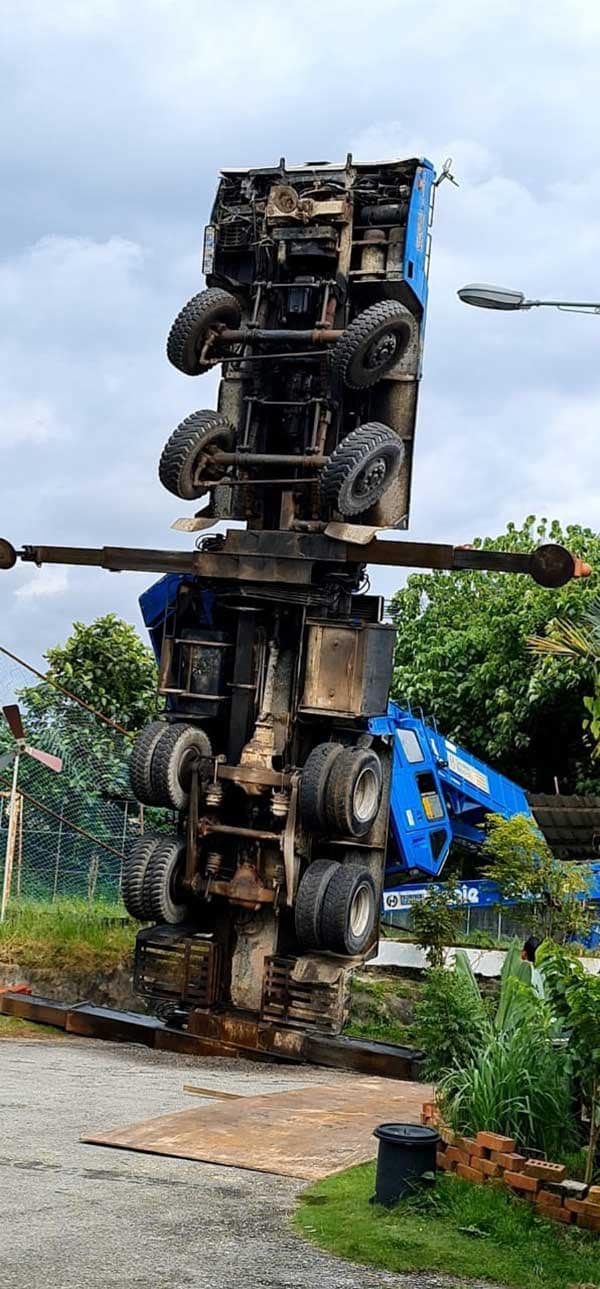300 tonnes crane gets stuck while trying to rescue an overturned crane that got stuck for 72 hours  | weirdkaya