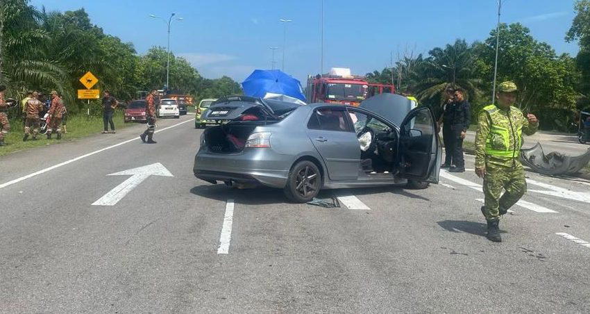Totoya Vios damaged in Jasin road accident