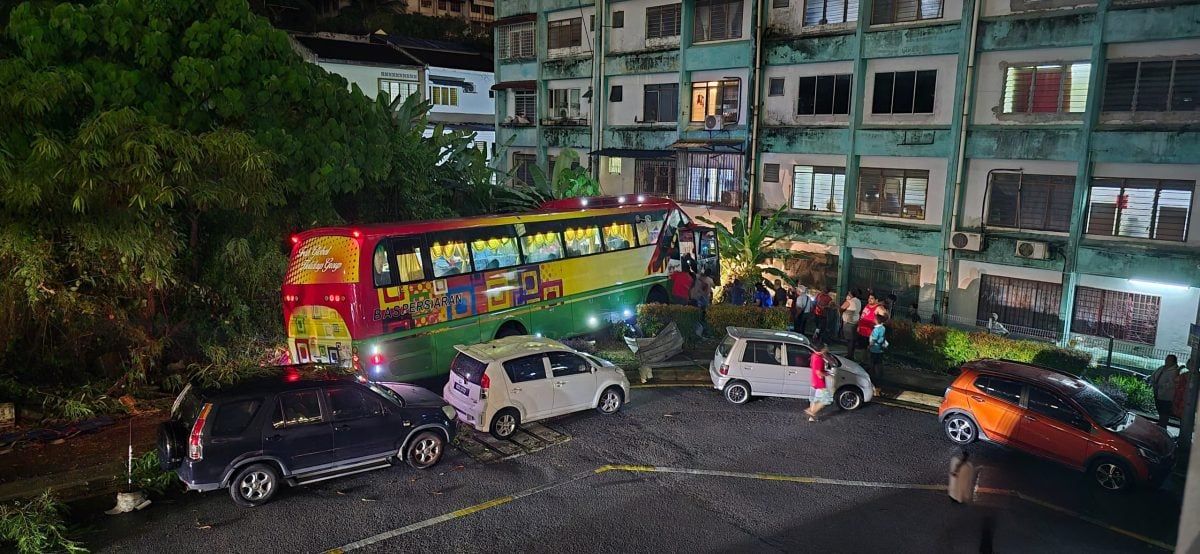 Tour bus nearly crashes into cheras apartment due to brake failure | weirdkaya