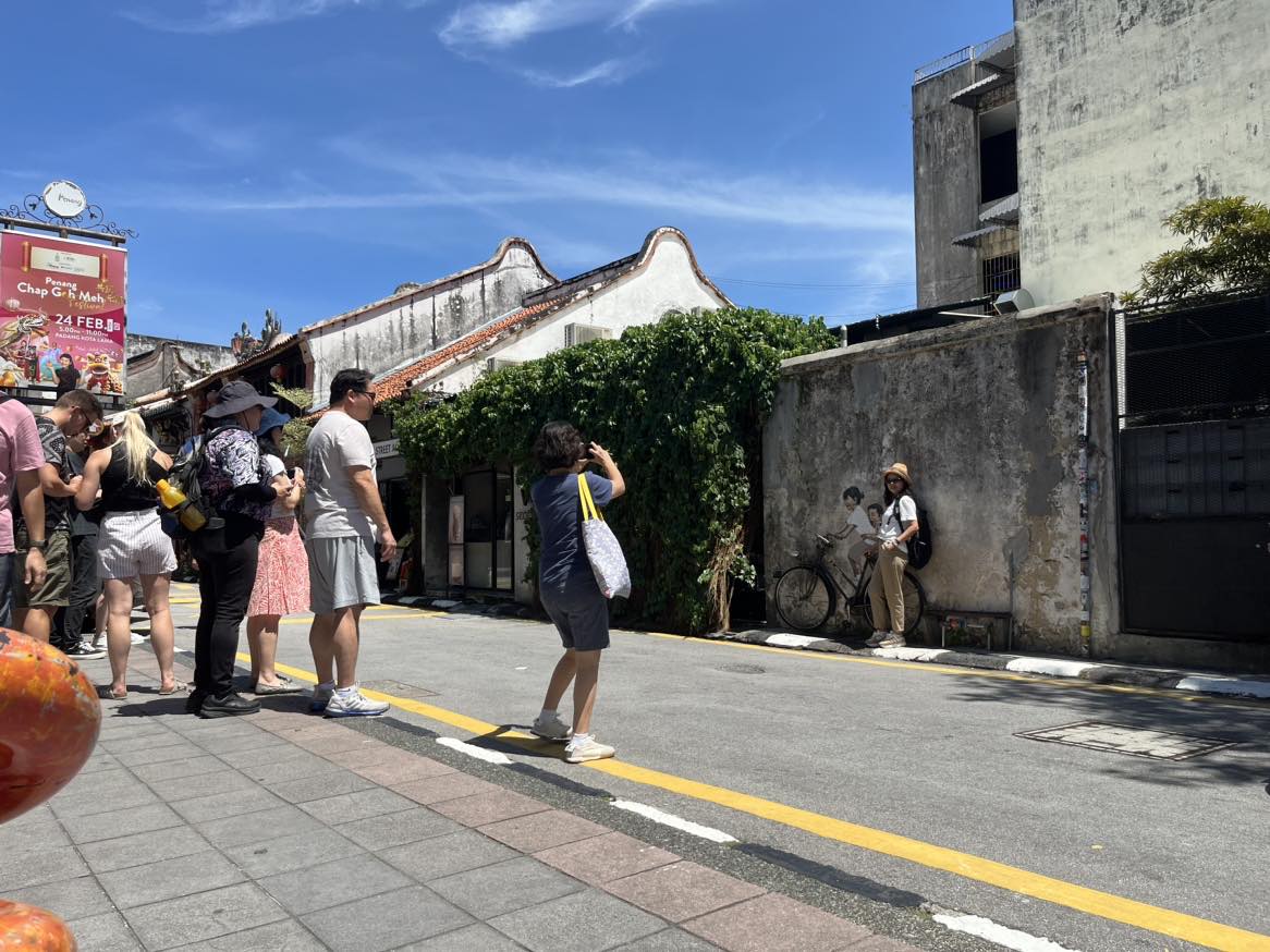 Chinese tourists flood penang to visit repainted murals over week-long national day holiday | weirdkaya