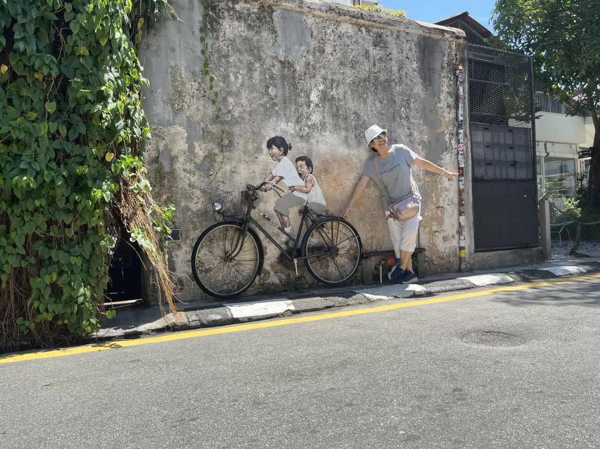 Chinese tourists flood penang to visit repainted murals over week-long national day holiday | weirdkaya