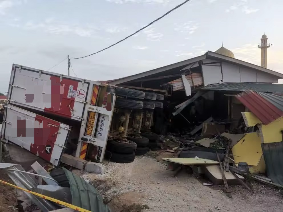 Trailer flips after crashing into house in pekan