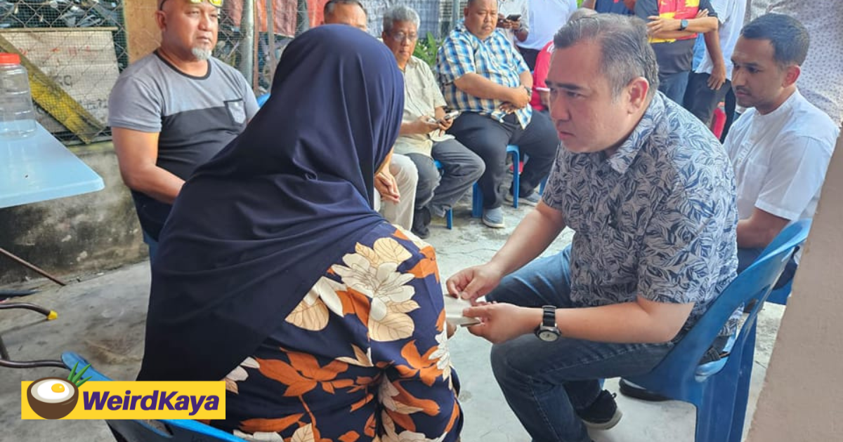 Transport minister anthony loke visits family of grab driver who died in elmina plane crash | weirdkaya