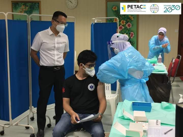 Penang's trishaw peddlers complete their second dose of vaccine | weirdkaya